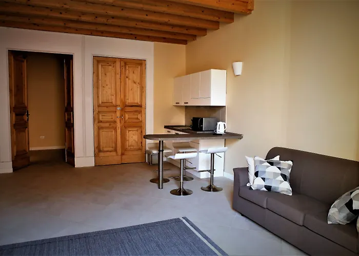 Maison Des Fleurs بيت ضيافة نابولي